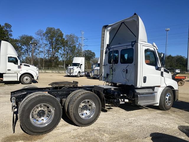 Image of Freightliner Cascadia equipment image 2