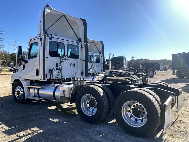 Image of Freightliner Cascadia equipment image 1