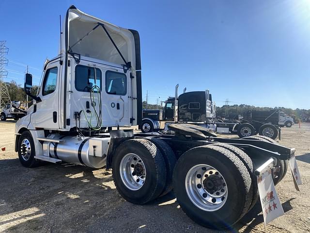 Image of Freightliner Cascadia equipment image 1