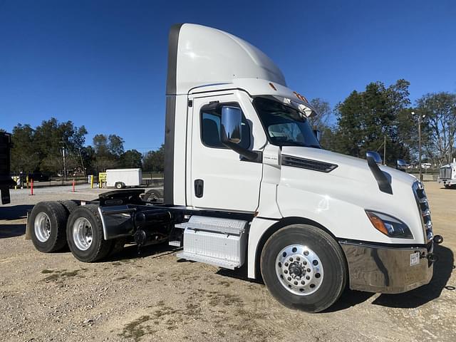 Image of Freightliner Cascadia equipment image 3