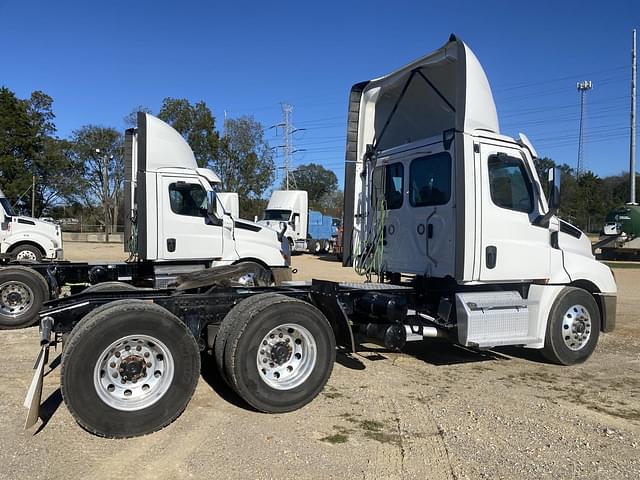 Image of Freightliner Cascadia equipment image 2