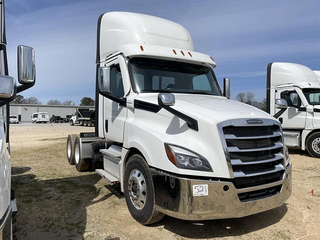 Image of Freightliner Cascadia equipment image 3