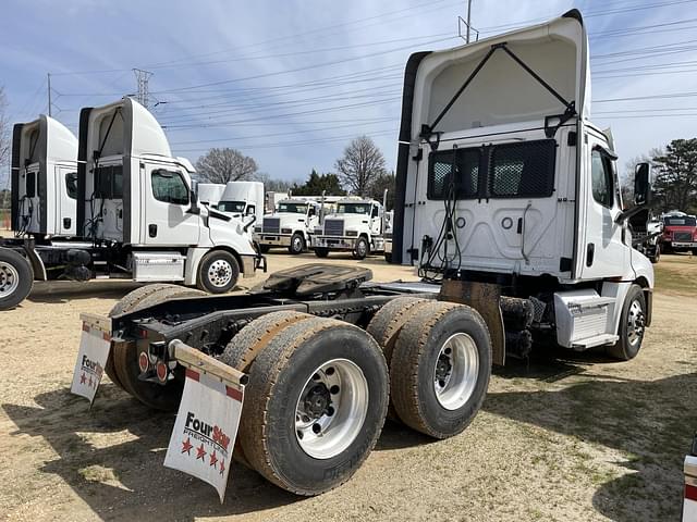 Image of Freightliner Cascadia equipment image 2