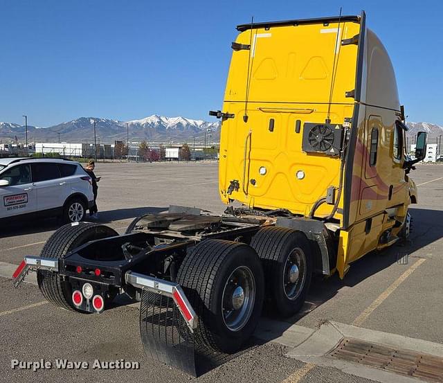 Image of Freightliner Cascadia equipment image 4