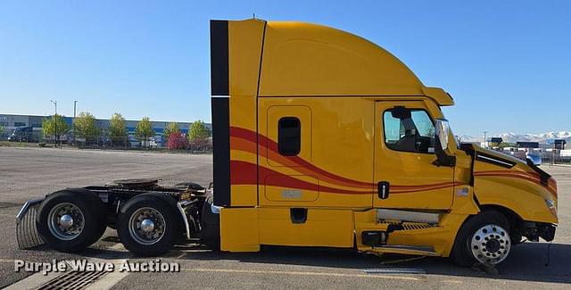 Image of Freightliner Cascadia equipment image 3