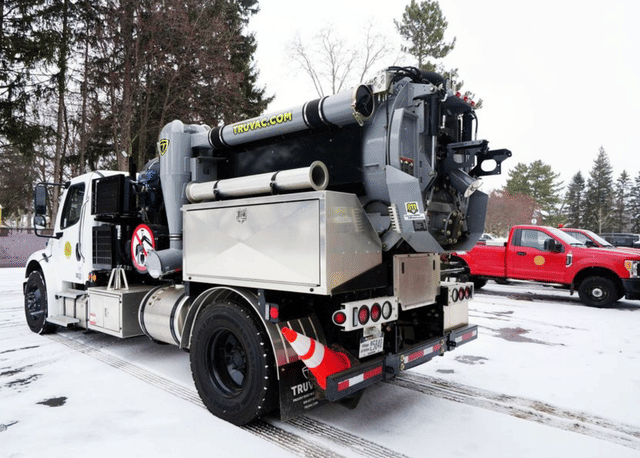 Image of Freightliner M2 106 Plus equipment image 2