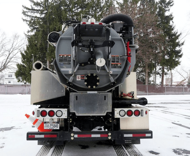 Image of Freightliner M2 106 Plus equipment image 3