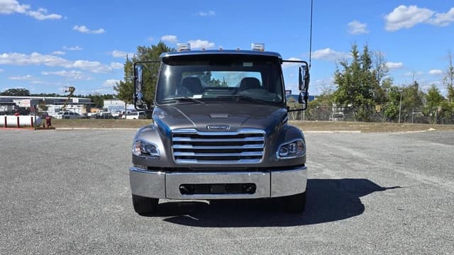 Image of Freightliner M2106 equipment image 1