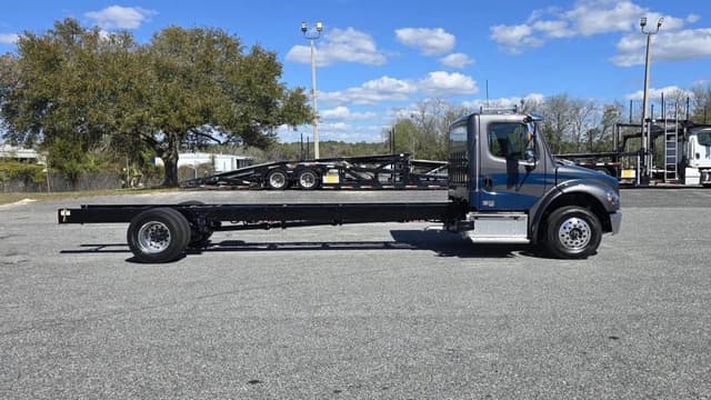 Image of Freightliner M2106 equipment image 3