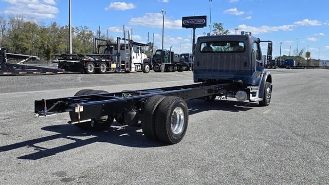 Image of Freightliner M2106 equipment image 4