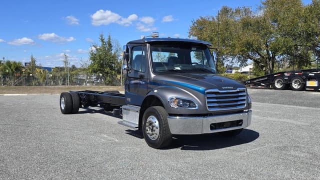 Image of Freightliner M2106 equipment image 2