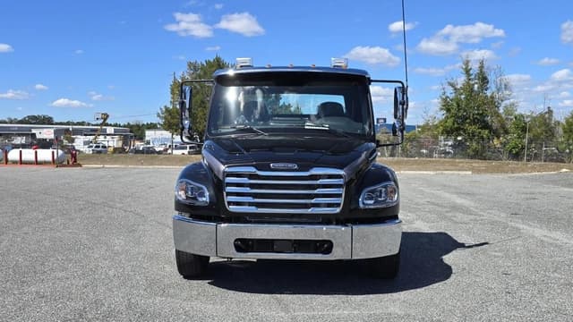 Image of Freightliner M2106 equipment image 1