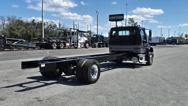 Image of Freightliner M2106 equipment image 4