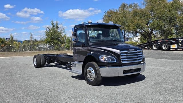 Image of Freightliner M2106 equipment image 2