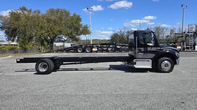 Image of Freightliner M2106 equipment image 3