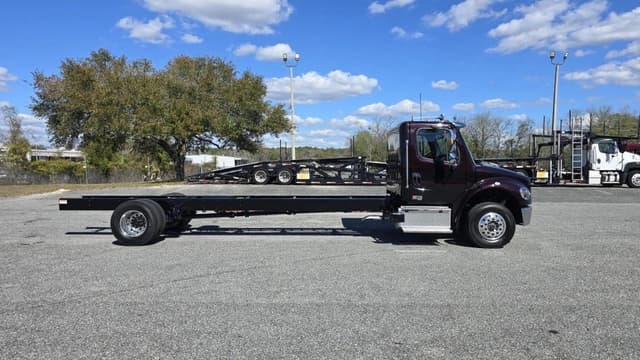 Image of Freightliner M2106 equipment image 3