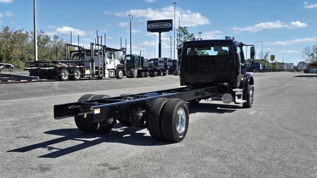 Image of Freightliner M2106 equipment image 4