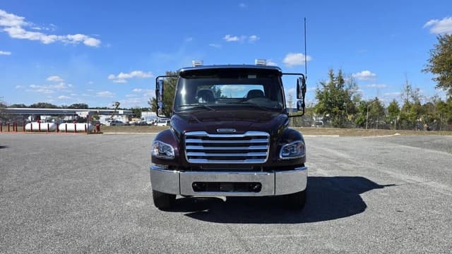 Image of Freightliner M2106 equipment image 1