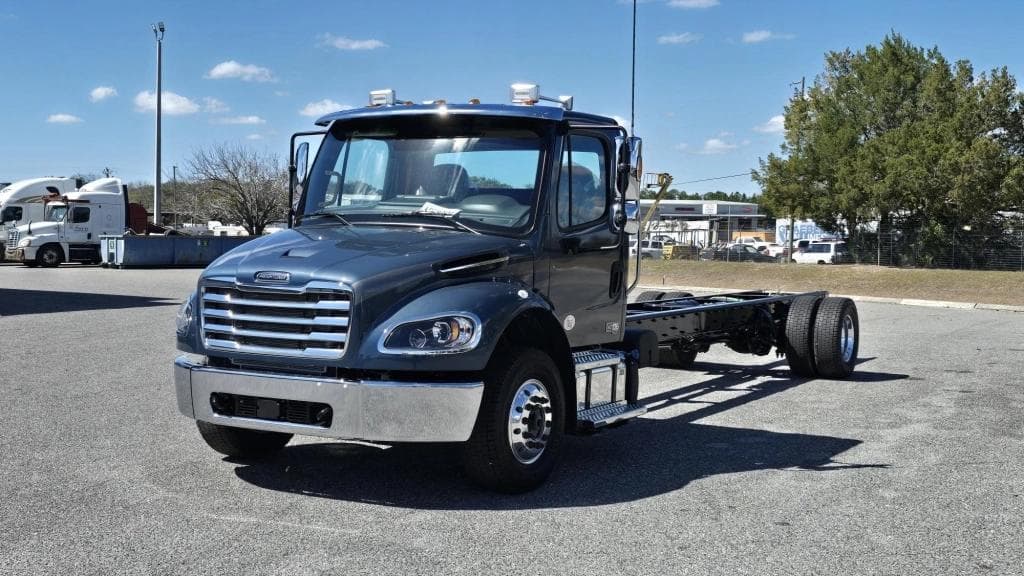 Image of Freightliner M2106 Primary image