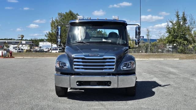 Image of Freightliner M2106 equipment image 1