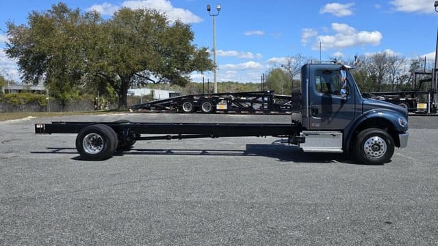 Image of Freightliner M2106 equipment image 3