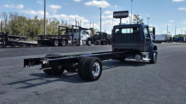 Image of Freightliner M2106 equipment image 4