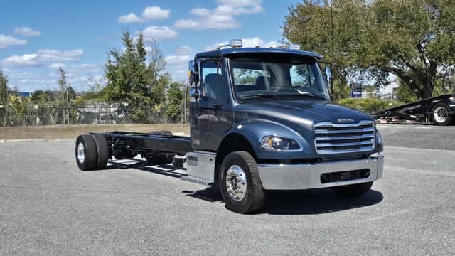 Image of Freightliner M2106 equipment image 2