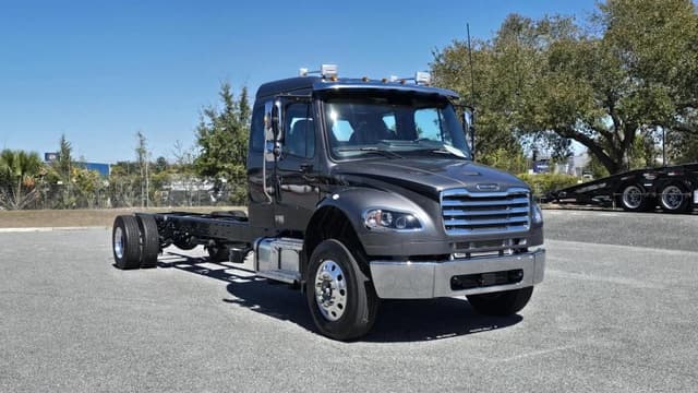 Image of Freightliner M2106 equipment image 2