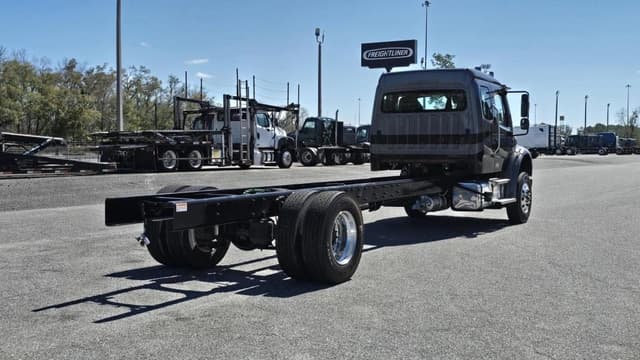 Image of Freightliner M2106 equipment image 4