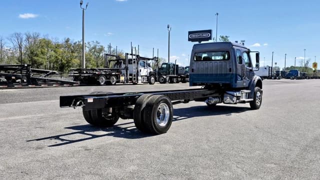 Image of Freightliner M2106 equipment image 4