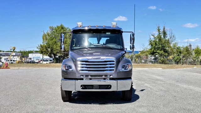 Image of Freightliner M2106 equipment image 1