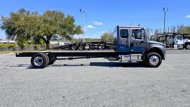 Image of Freightliner M2106 equipment image 3