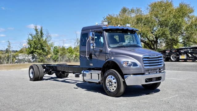 Image of Freightliner M2106 equipment image 2