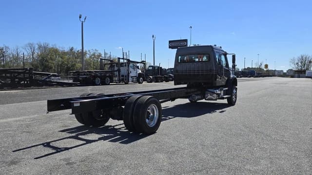 Image of Freightliner M2106 equipment image 4