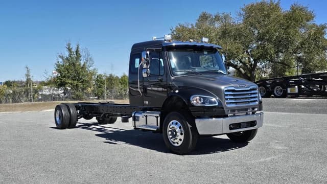 Image of Freightliner M2106 equipment image 2