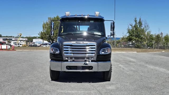 Image of Freightliner M2106 equipment image 1