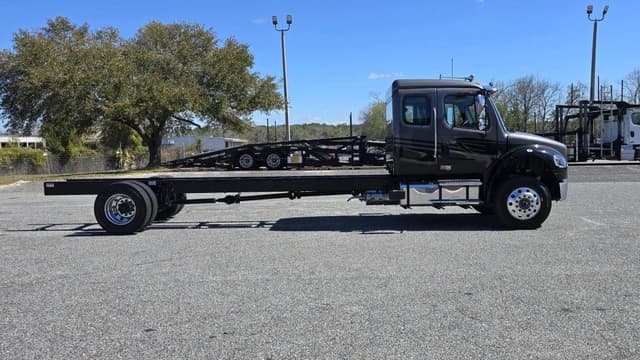Image of Freightliner M2106 equipment image 3