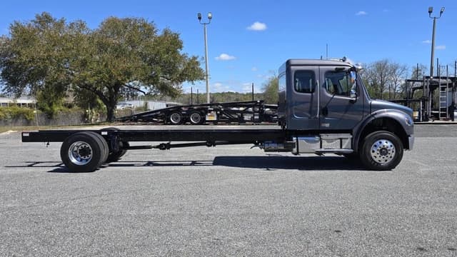 Image of Freightliner M2106 equipment image 3