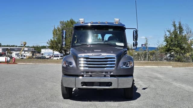 Image of Freightliner M2106 equipment image 1
