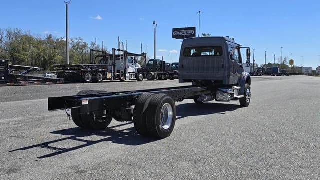 Image of Freightliner M2106 equipment image 4