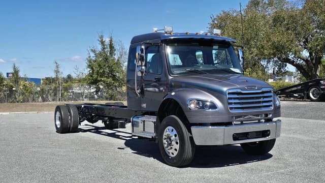 Image of Freightliner M2106 equipment image 2
