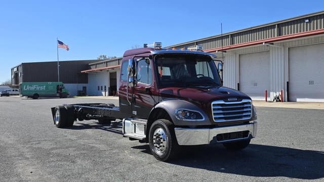 Image of Freightliner M2106 equipment image 2