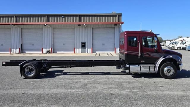 Image of Freightliner M2106 equipment image 3