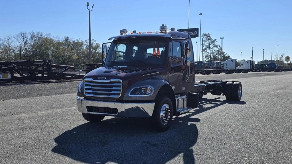 Image of Freightliner M2106 Primary image