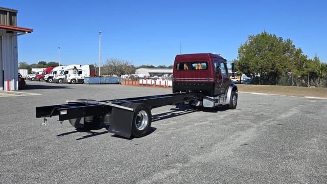 Image of Freightliner M2106 equipment image 4