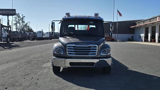 Image of Freightliner M2106 equipment image 1