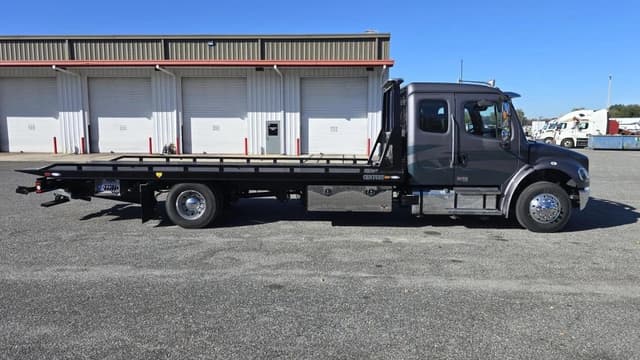 Image of Freightliner M2106 equipment image 3