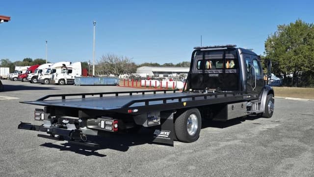 Image of Freightliner M2106 equipment image 4