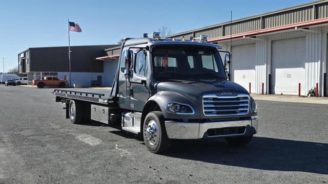 Image of Freightliner M2106 equipment image 2