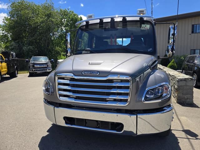 Image of Freightliner M2 106 equipment image 2